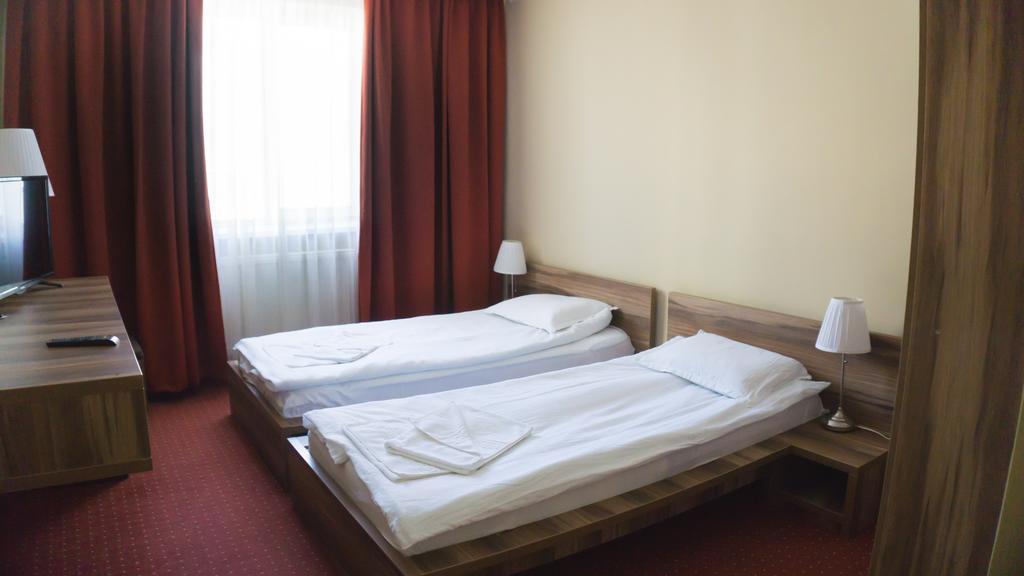 מיירקורה-צ'וק Hotel Merkur מראה חיצוני תמונה